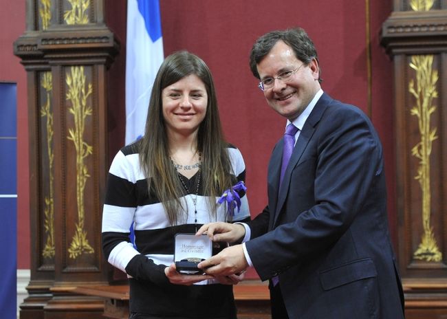 Geneviève Champagne a reçu la médaille des mains du ministre Bertrand St-Arnaud .