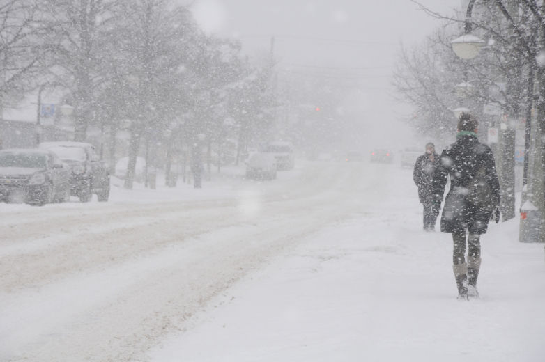 Ce n'est pas une tempête de neige au mois de mars qui va effrayer les piétons sur la rue de Saint-Jovite à Mont-Tremblant