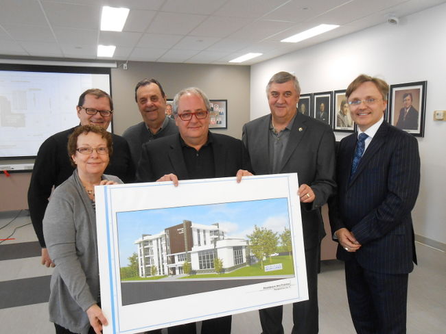 De gauche à droite : Réjeanne Levasseur (secrétaire du conseil provisoire), Carol Henri (président du conseil provisoire), Gaétan Lachapelle (vice-président du conseil provisoire), le maire Alain Larue, le conseiller Serge Landreville et Jocelyn Thomas Laporte (architecte du projet). 