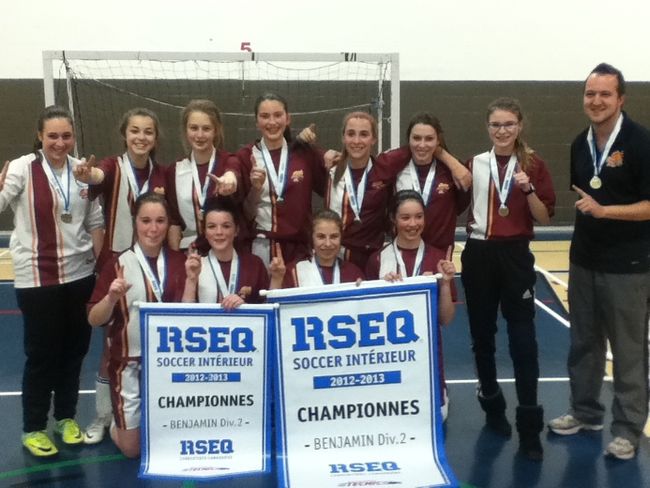 Soccer benjamin féminin léquipe du Collège Esther Blondin championne