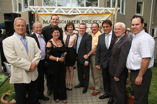 Sur la photo, de gauche à droite: Paul Ohl, auteur; Normand Champagne, maire de Saint-Jean-de-Matha; Hélène Leclerc; Antoine Bertrand et Rose-Maïté Erkoreka qui incarneront Louis Cyr et Mélina Comtois au grand écran; Jérôme Landry, président des Compagnons de Louis-Cyr; Richard L. Gravel, architecte; Jean Robitaille, partenaire; Robert Bellerose, président de la Caisse Desjardins du Sud de la Matawinie et Jean-François Hénault, directeur général du CLD de la Matawinie.
