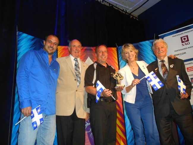 Le chanteur Hugo Lapointe, Yvon Blanchet (président de la Société Nationale des Québécois et des Québécoises de Lanaudière), Patrick Massé (président du comité organisateur de la Fête Régionale), la porte-parole  Judi Richards et le maire de Saint-Lin, André Auger.