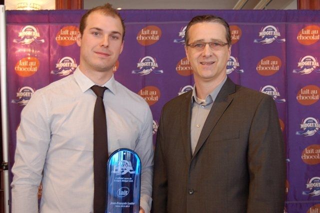 Jean-François Losier a été choisi officiel recrue dans la Ligue Midget AAA en 2012-2013. Il est ici en compagnie de Michel Guillemette, du comité provincial des arbitre.