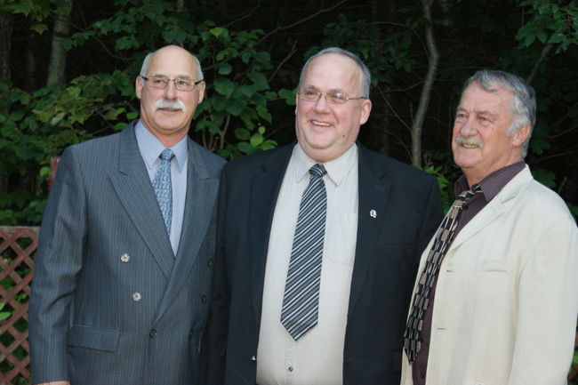 Jean-Pierre Charron entouré des candidats Claude Rollin et Lucien Thibodeau. 