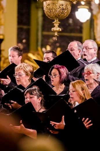Le Chœur est constitué de membres de tous les âges et recrute actuellement des choristes dans toutes les voix. 