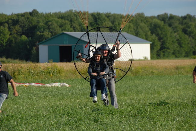 Gisèle Bérard en compagnie de son pilote et instructeur, François Leroux 