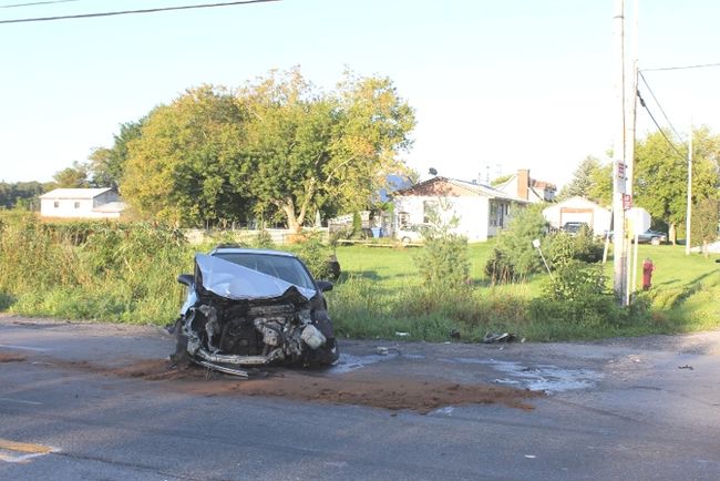 Trois véhicules sont entrés en collision, faisant deux blessés mineurs. 