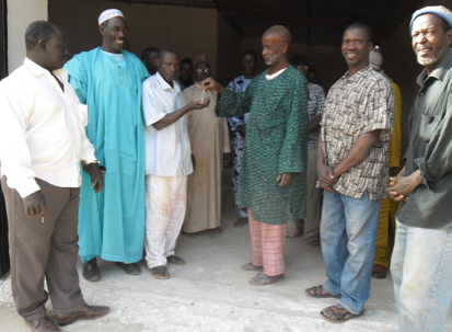 Photo remise des clés au président du Comité de gestion
De gauche à droite : Moussa Fadeby Traoré, entrepreneur, Bakary Show, représentant du chef du village, le président du comité de gestion, Bourama Traoré, président du Benkadi, Dramane Traoré, membre du Benkadi, un membre du comité de gestion
