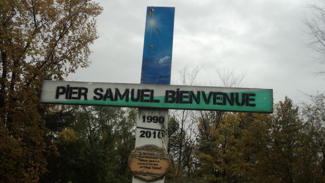 Les monuments de bord de route sont interdits, mais tolérés