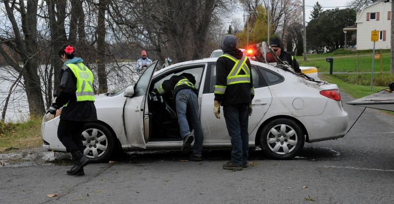 Une automobile a sombré dans l'eau à St-Ignace-de-Loyola
