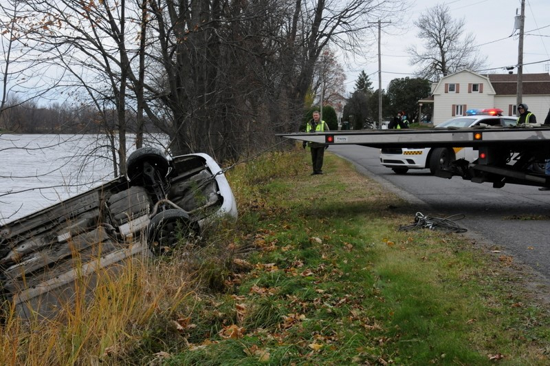 Une automobile a sombré dans l'eau à St-Ignace-de-Loyola