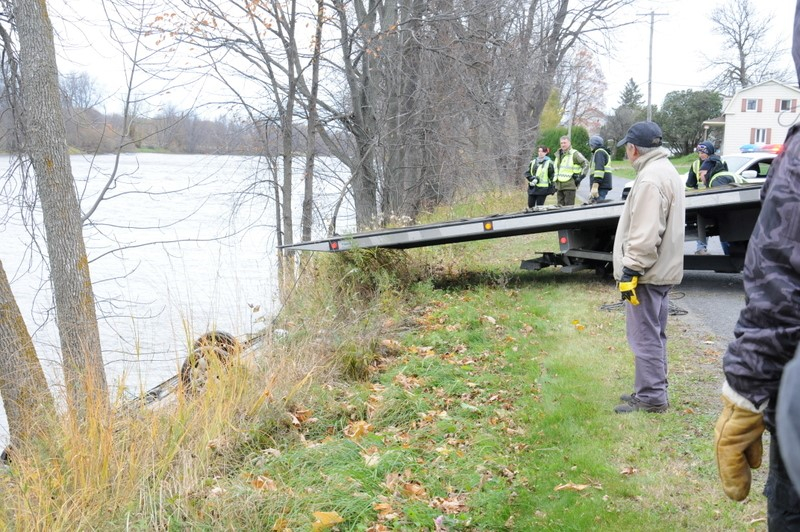Une automobile a sombré dans l'eau à St-Ignace-de-Loyola