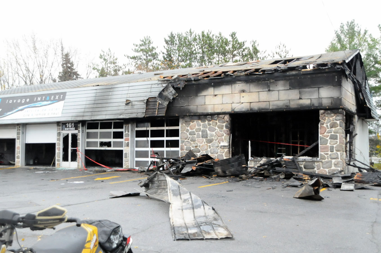 Un incendie détruit un lave-auto à Notre-Dame-des-Prairies