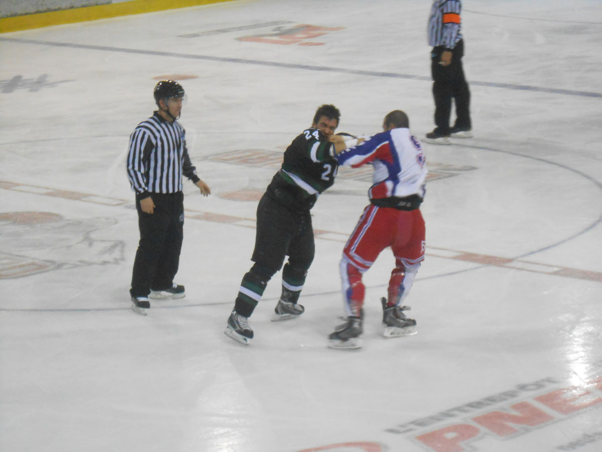 Gaby Roch (chandail foncé) en action contre Hubert Poulin, de Trois-Rivières.