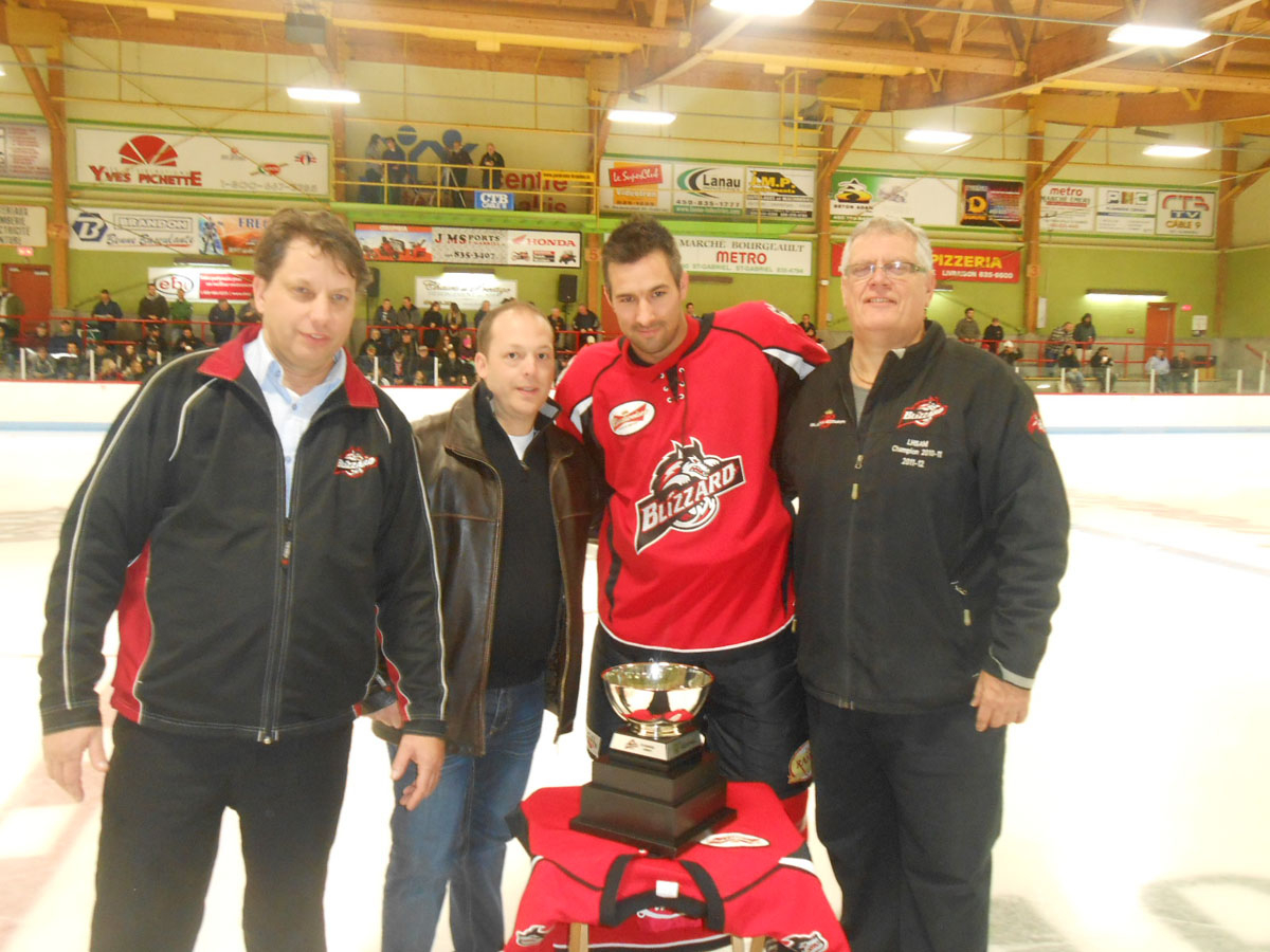 David Roch a remporté la première tranche de la Coupe Atmosphère. Sur la photo, il est en compagnie de Martin Bruneau, du Blizzard, Tom Desrosiers, du Club Atmosphère, et Gilles Piette,du Blizzard.