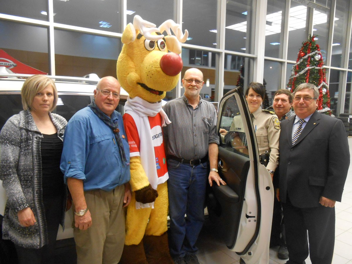 Quelques partenaires de l'édition 2014. De gauche à droite: Brigitte Ducharme (Joliette Nissan), Claude Mousseau (Scouts Lanaudière), la mascotte Nez Rouge, Gilles M, Marion (coordonnateur), la sergente Geneviève Jetté (Sûreté du Québec), Jean Landry (tournée Party sans déraper) et Jean-Robert Laporte (Caisse Desjardins de Lanaudière).