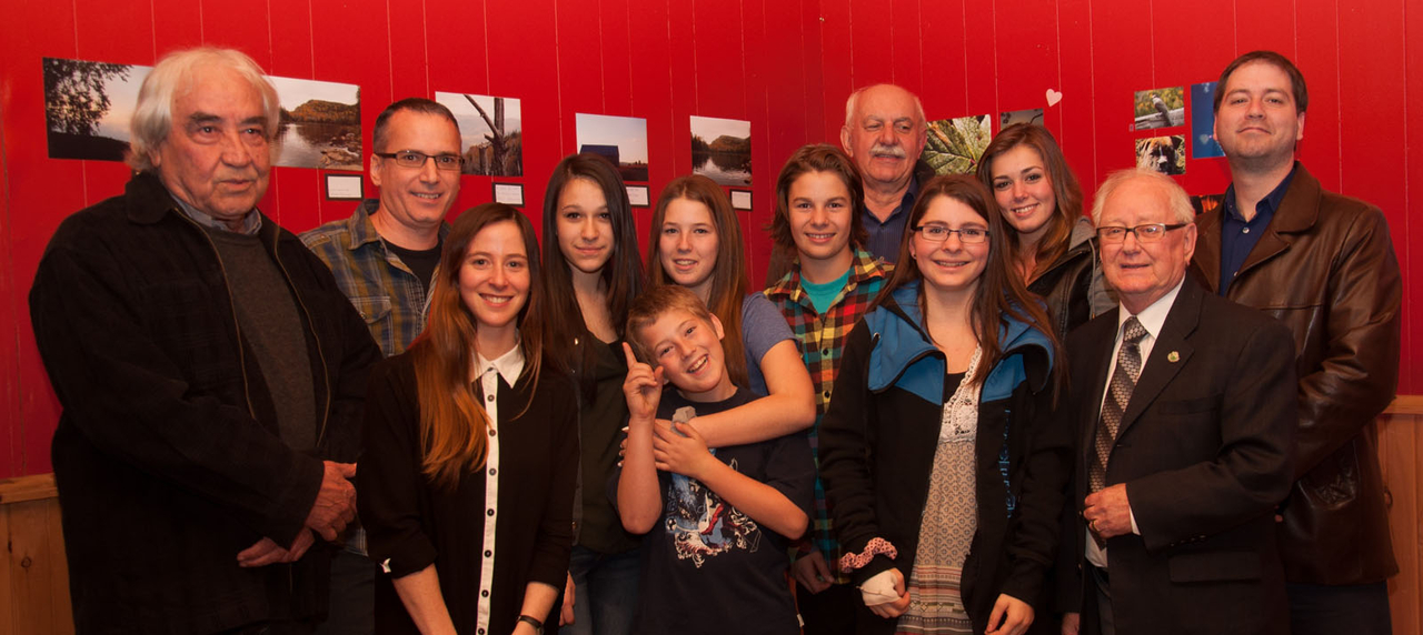 De gauche à droite : MM. Domingo Cisneros et Martin Langlois, membres du jury, Sophie Carpentier, chargée de projet à la mdj, Émélie Fleurent, Marilyn Leblanc, Nicolas Leblanc, Ismaël Fiset-Miljours, jeunes artistes, M. Atchez Arbour, maire de Sainte-Émélie,  Lisa Fanning, Megan Poliquin, jeunes artistes, M. Roch La Salle, vice-président de Loisir et Sport Lanaudière et M. Ariel Bérubé, attaché politique du député André Villeneuve. Crédit photo : mdj « Les Mayais ».
