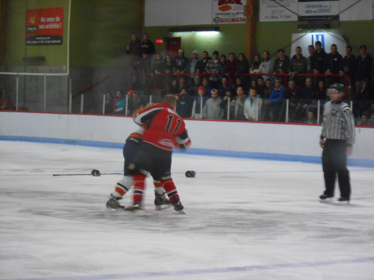 Le #11 du Blizzard, Philippe Mailhot, a gagné son combat contre Gabriel Mailhot, du Cap-de-la-Madeleine.