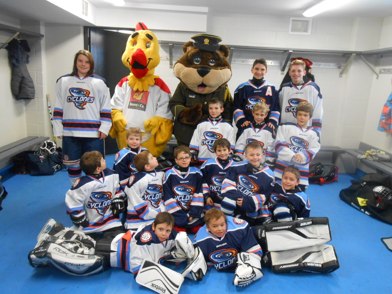 Des jeunes hockeyeurs du hockey mineur de Joliette-Crabtree ont participé aux cérémonie du 6 décembre.