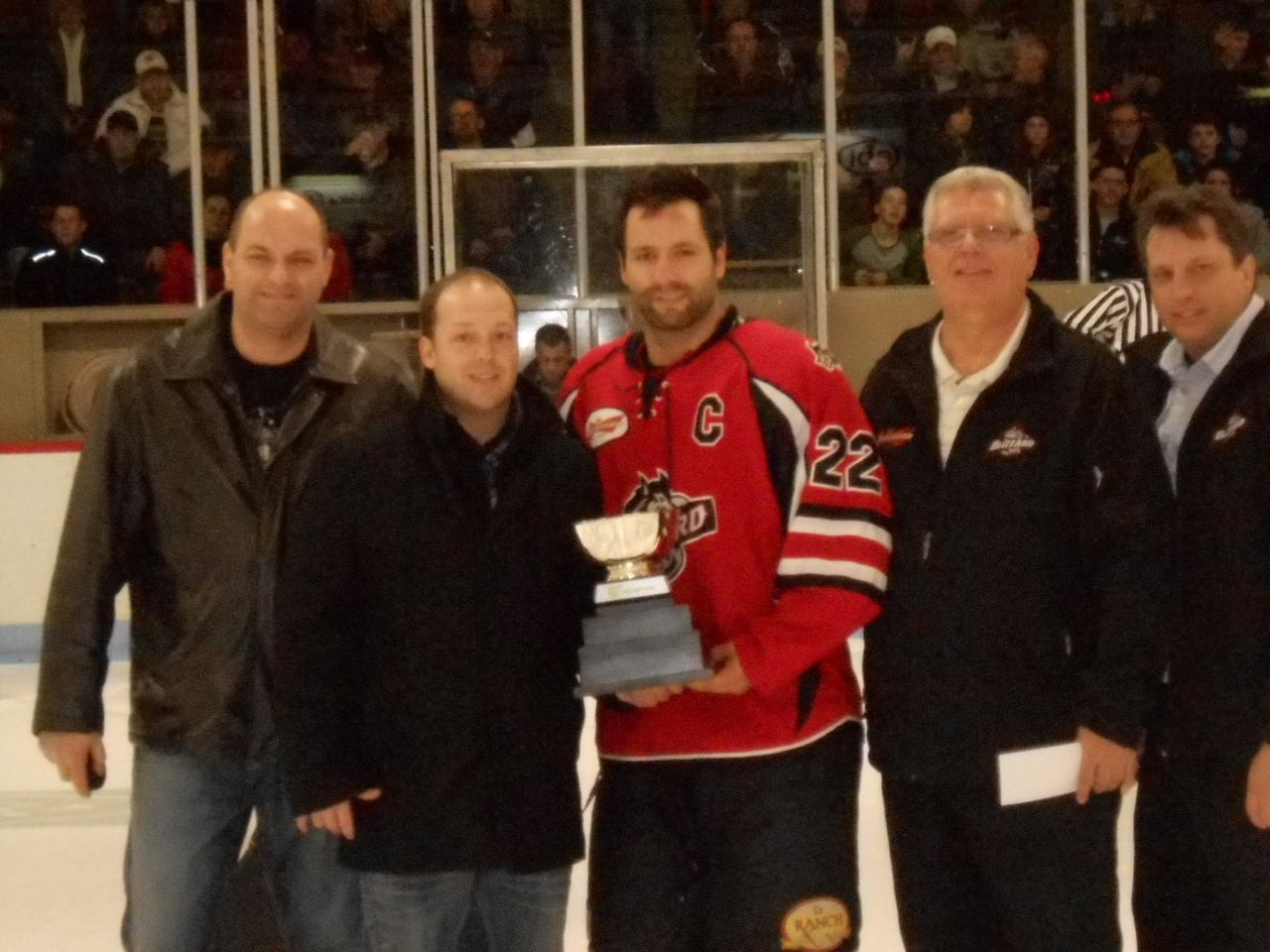 Le capitaine Joel Roch a été élu joueur du mois Club Santé Atmostphère. Joel (au centre) est accompagné de Michel Lafond, (Résidence Lafond), Tom Desrosiers (Club Santé Atmostphère), Gilles Piette (président du Blizzard) et Martin Bruneau (directeur- des opérations du Blizzard).