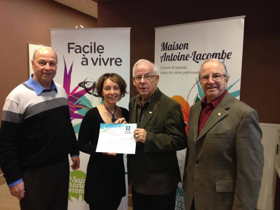 Robert Groulx, France Rivest (coordonnatrice des loisirs), le maire André Hénault et Guy Rondeau.