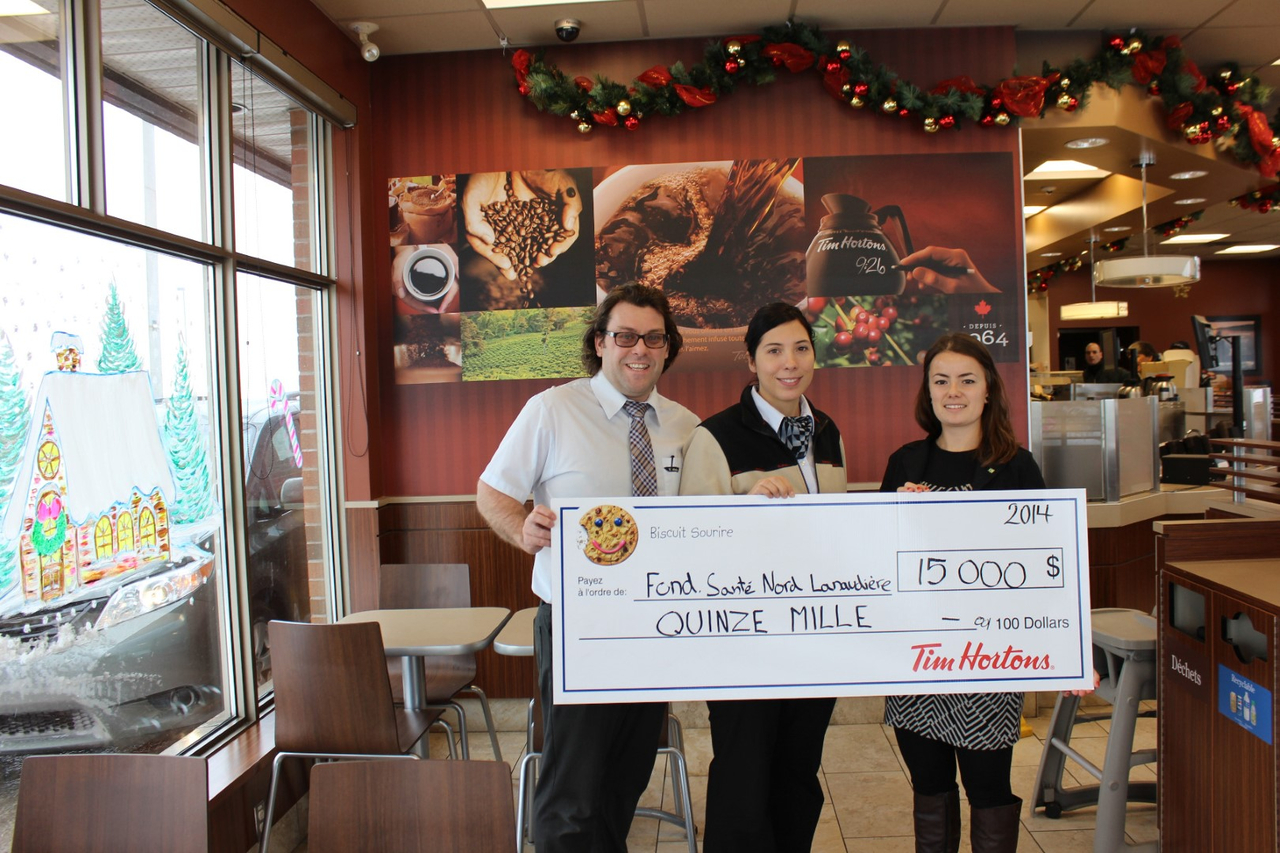 Hugo Ouellet et Catherine Lemire, franchiés Tim Hortons et Sophie Leblanc-Leroux, coordonnatrice aux communications de la Fondation pour la Santé du Nord de Lanaudière.