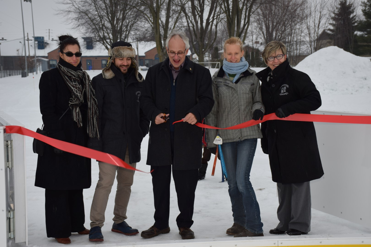De gauche à droite : Sophie Racette, conseillère, Tommy Pilotte, technicien en loisirs, Pierre La Salle, maire, Isabelle Marsolais, conseillère et Josée Favreau, directrice générale de la Municipalité de Saint-Jacques.