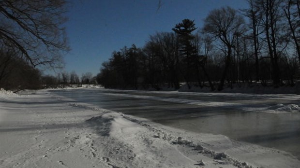 Les citoyens sont inquiets alors que le couvert de glace de la rivière l’Assomption n’a jamais été aussi épais en 20 ans.