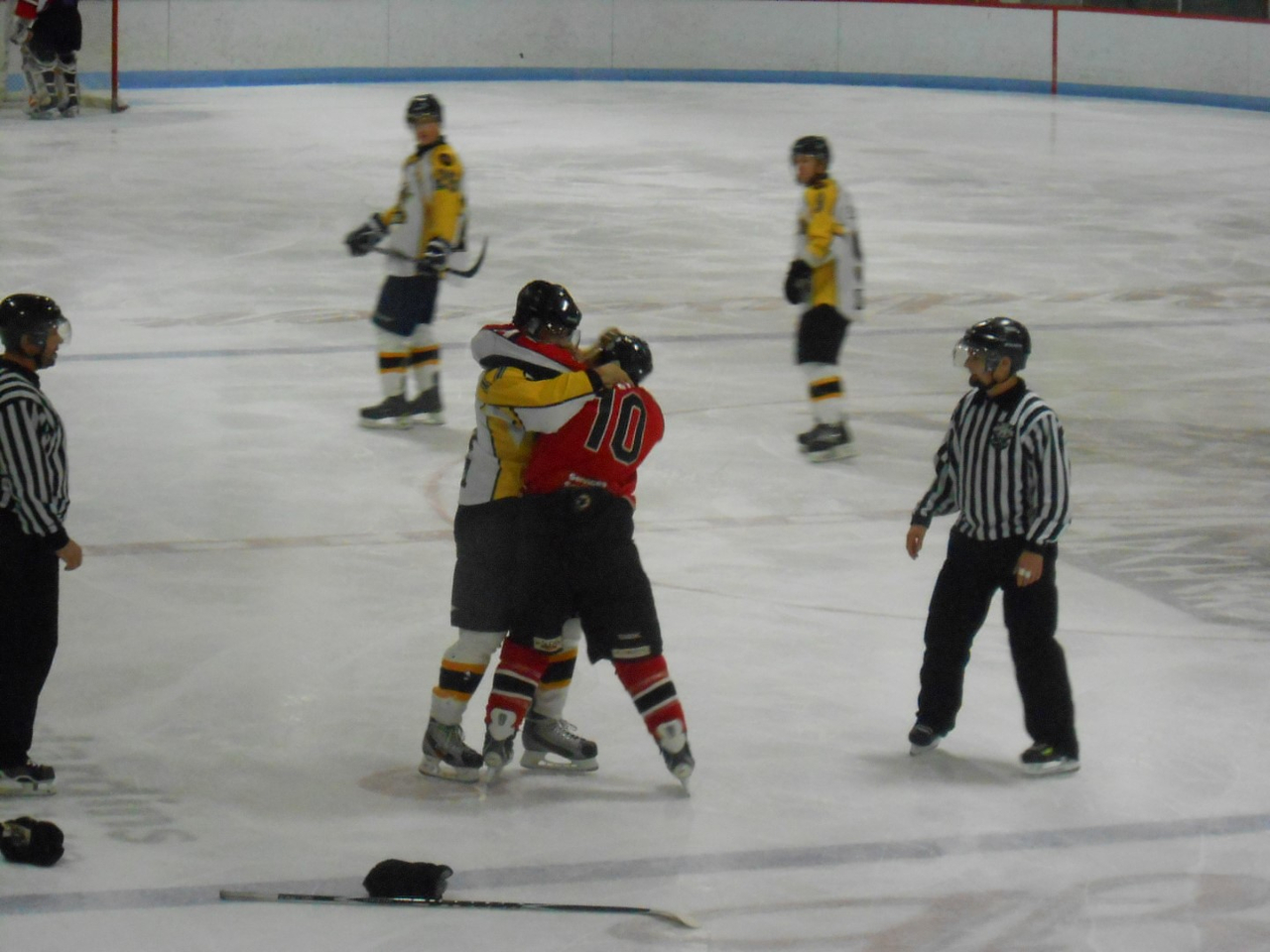 Kevin Petit (10) du Blizzard a engagé le combat contre Christian Lapointe, en deuxième période.