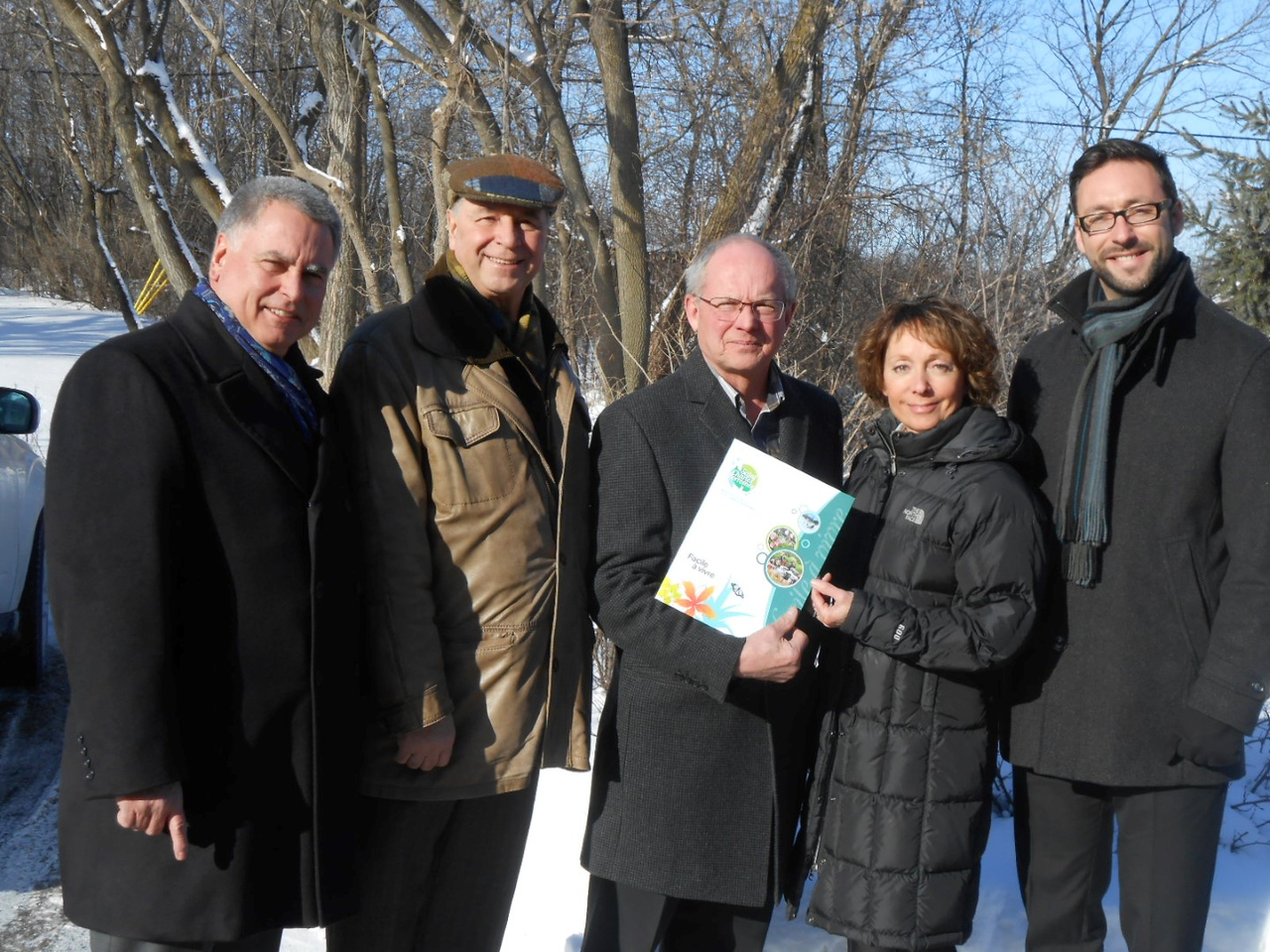 Jean Dénommé (Caisse Populaire de Joliette), Robert Groulx (conseiller municipal et membre de la Commission de la famille), Robert Bibeau (pro-maire), France Rivest (directrice des loisirs) et Nicolas Framery (Centre Local de Développement de Joliette).