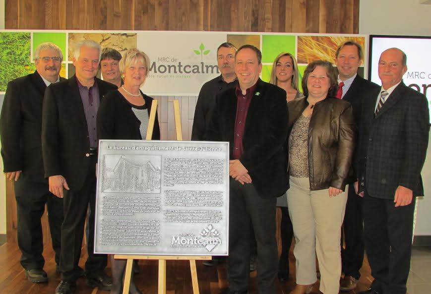 De gauche à droite: Danielle H. Allard, préfète de la MRC de Montcalm; Robert Perreault, maire de Saint-Alexis; Michel Brisson, maire de Saint-Esprit; Mario Racette, maire de Saint-Roch-Ouest, Patrick Massé, maire de Saint-Lin-Laurentides; Ghislaine Pomerleau, mairesse de Saint-Liguori; Georges Locas, maire de Saint-Roch-de-l’Achigan; Claude Mercier, en remplacement de Pierre La Salle, maire de Saint-Jacques; Véronique Venne, mairesse de Sainte-Marie-Salomé; Louis-Charles Thouin, maire de Saint-Calixte.
