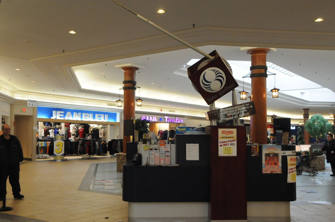 Les Galeries Joliette saccagés par un véhicule volé