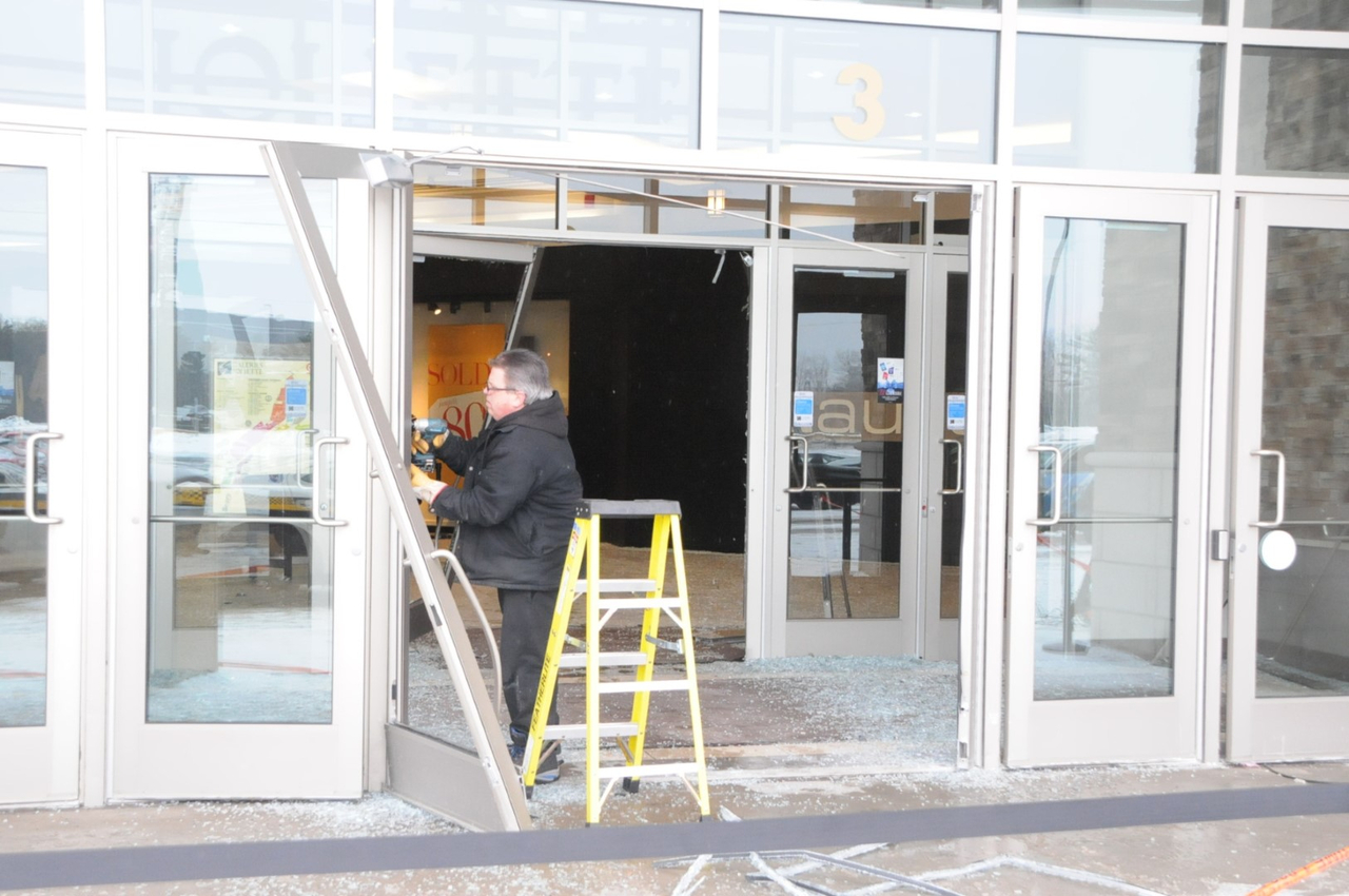 Les Galeries Joliette saccagés par un véhicule volé