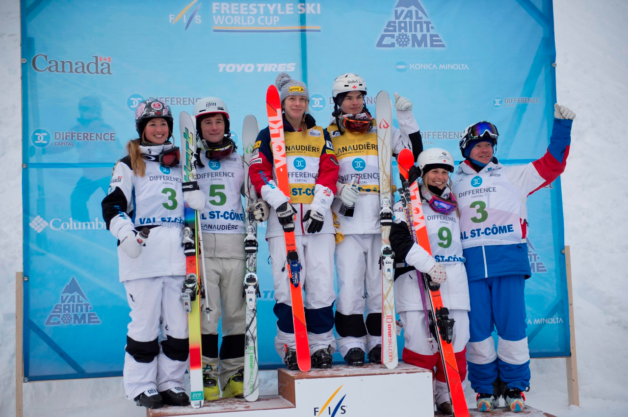 Les podiums chez les hommes et les femmes. De gauche à droite: Chloé Dufour-Lapointe, Matt Graham, Hannah Kearney, Mikaël Kinsbury, Audrey Robichaud et Alexandr Smyshlyaev.