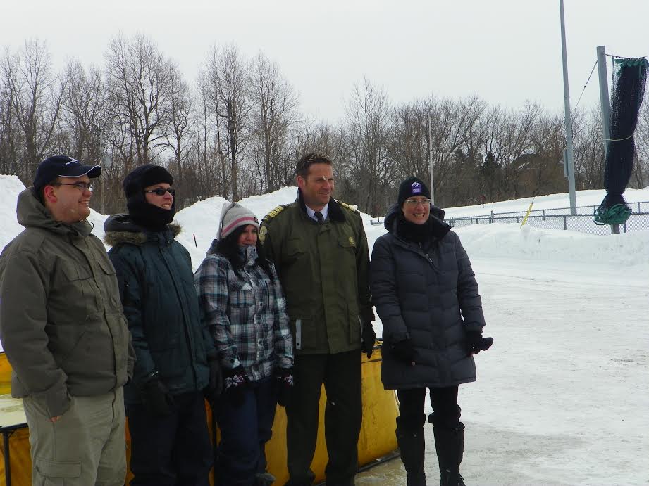 Trois athlètes d'Olympiques spéciaux Québec local Joliette en compagnie de l'Inspecteur-Chef Pierre Simard, commandant du district Montréal-Laval-Laurentides-Lanaudière pour la Sûreté du Québec et de la Sergente-enquêteur Sonia Chaput du service des enquêtes de la Sûreté du Québec de la MRC Joliette et organisatrice et instigatrice du Défi de l'Ours polaire local.