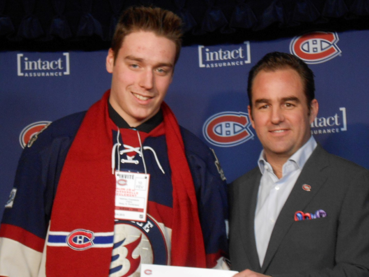 Mathieu Charlebois reçoit sa bourse de Geoff Molson, président du Canadien de Montréal.