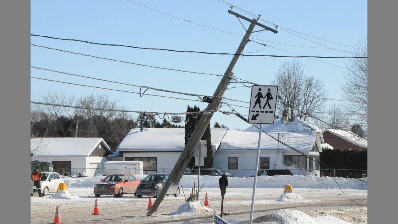 Un poids lourd fauche un poteau électrique
