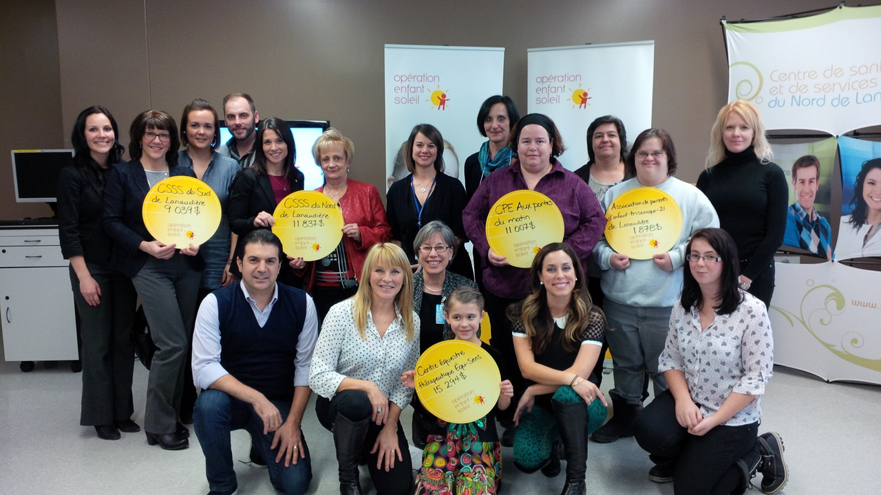 Les représentants du CSSS du Nord de Lanaudière, du CSSS du Sud de Lanaudière, du CPE Aux portes du matin, du centre équestre thérapeutique Équi-Sens et de l’Association de parents d’enfant trisomique-21 de Lanaudière, lors de la remise des octrois d’Opération Enfant Soleil.