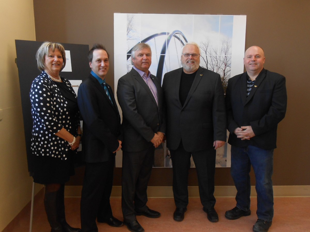 Des membres du conseil municipal de Joliette ont assisté au point de presse du 24 mars. De gauche à droite: Danielle Landreville, Patrick Lasalle, le maire Alain Beaudry, Richard Leduc et Michel Liard.