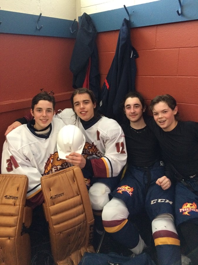 Tommy Rondeau, Mavrick Melançon, Isaac Laframboise et William Vézeau étaient heureux de la victoire de leur équipe.
