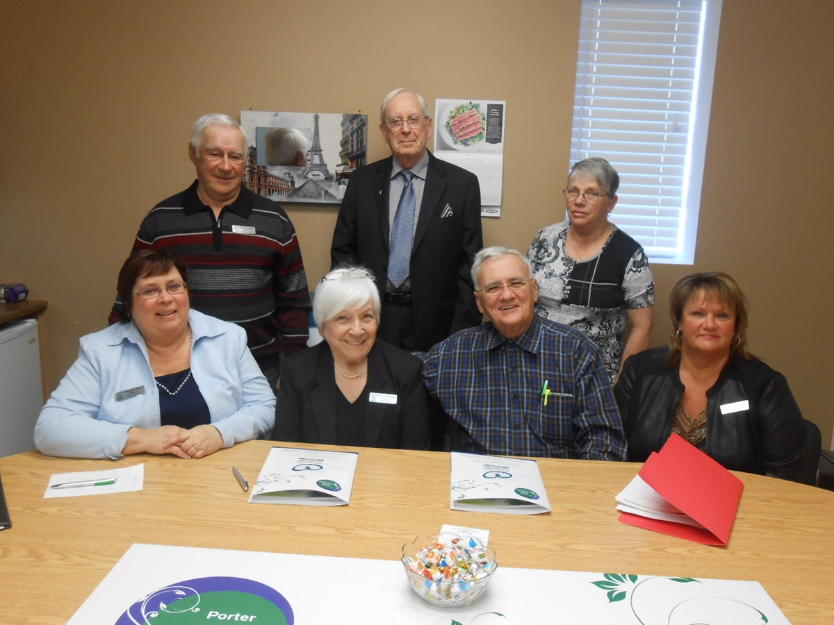 Les membres du conseil d'administration. Assis:Christiane Ouimet, Blanche Galarneau, Richard Mercier (président du conseil d'administration) et Francine Plante (directrice-générale). Debout. Rosaire Adam, Jean-Marie Lampron et Cécile Bergeron.