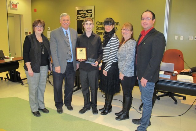 Lorraine Wolfe et Michel Forget, respectivement commissaire et président de la Commission scolaire des Samares (CSS), Michaël-Alexis Grégoire, récipiendaire d'une mention d'honneur, Sylvie Anctil, directrice générale de la CSS, Louise Bélanger, commissaire, Xavier Beaudry-Maisonneuve, directeur adjoint au pavillon du Havre-Jeunesse.


