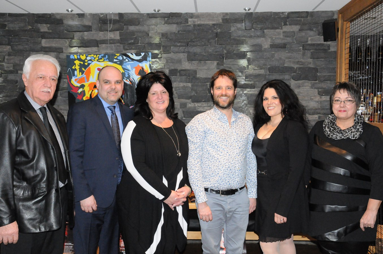 (De gauche à droite) Bernard Bordeleau, Sébastien Buisson, Luce Bordeleau, Xavier Brossard-Ménard, Ioanna Touliatou (mezzo-soprano), Michèle Daneau et absent sur la photo, M. Pierre Vincent, membre du Conseil d'administration du Musée d'art de Joliette. 