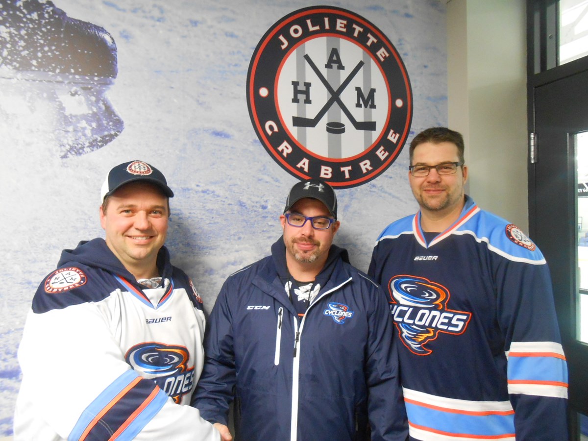 Le président de l'AHMJC, Martin Lortie. et le gouverneur des Cyclones, Éric Pauzé, félicitent le premier entraîneur de l'histoire du junior AA, Michael Dupuis.