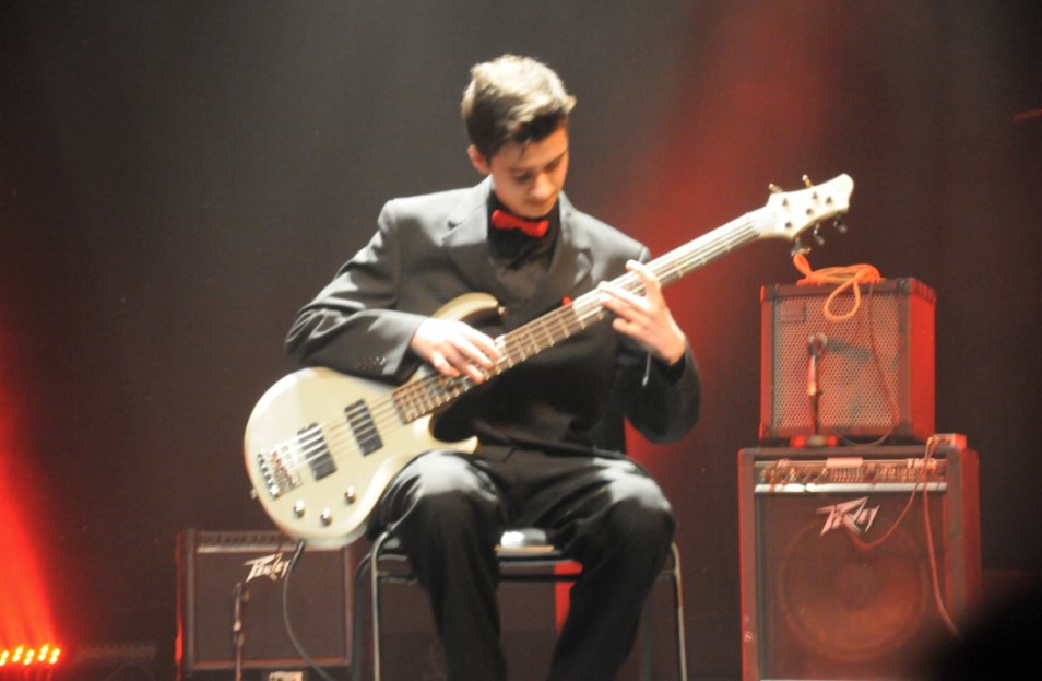 Vincent Gosselin de l’école secondaire Havre-Jeunesse avec une création musicale intitulée Publikum.