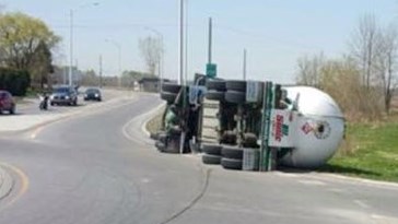 Un camion citerne se renverse à Sainte-Geneviève-de-Berthier