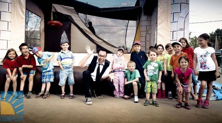 Le magicien Fredo avec des enfants.