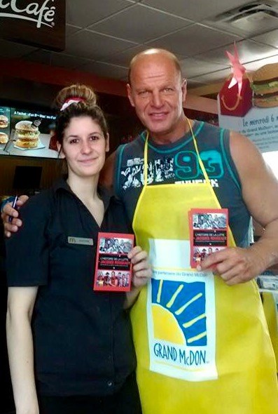 Daphné Goyette (McDonald's) et le lutteur Jacques Rougeau.