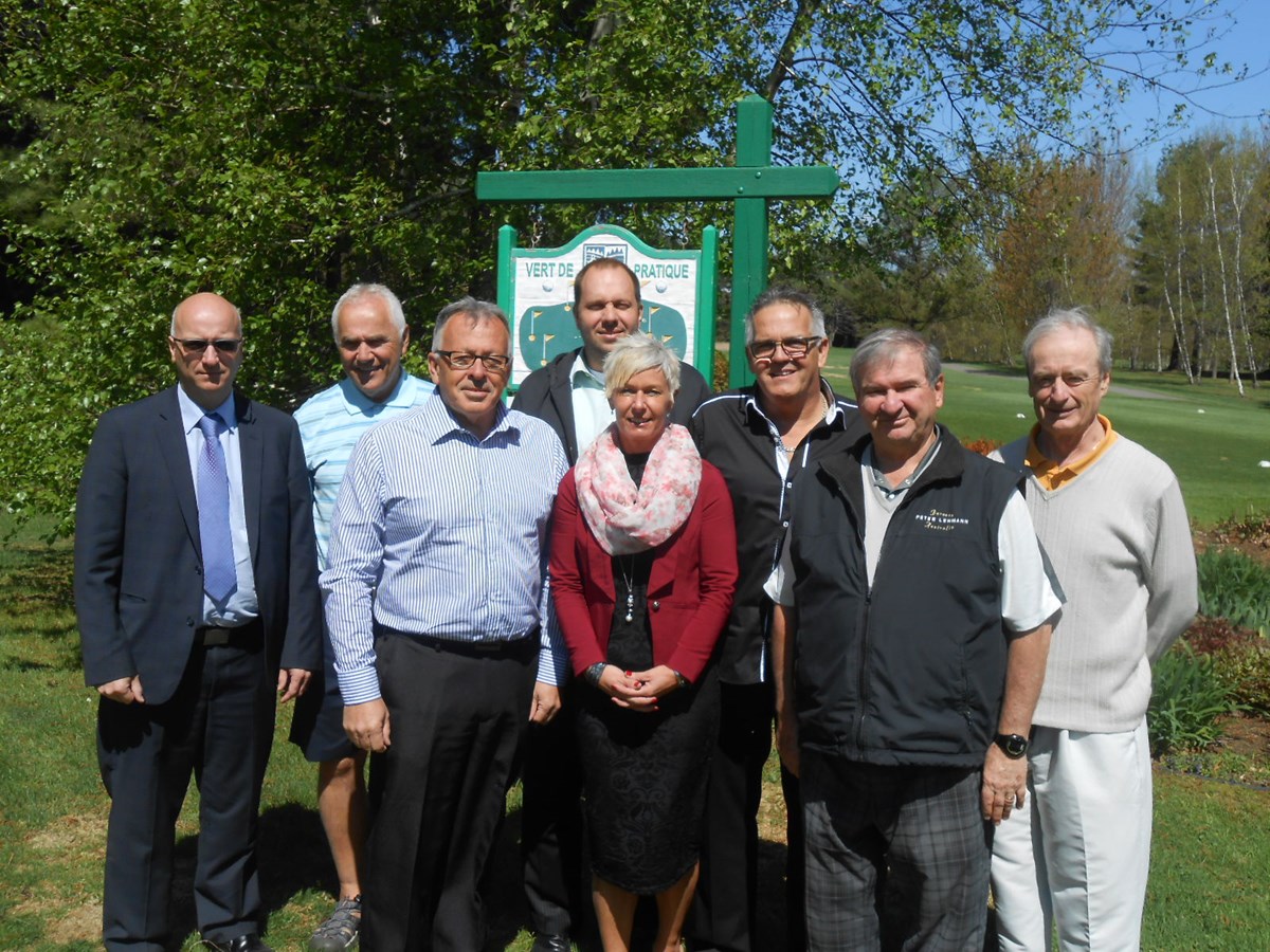 Les membres du conseil d'administration du club de golf de Joliette. À l'avant: Serge Murphy, Caroline Mainville (directerice-générale) et Debroux. À l'arrière Claude Loiselle, Michel Mireault, Frédéric Daoust (capitaine), Sylvain Sainte-Marie (président) et Ronald Turcotte).