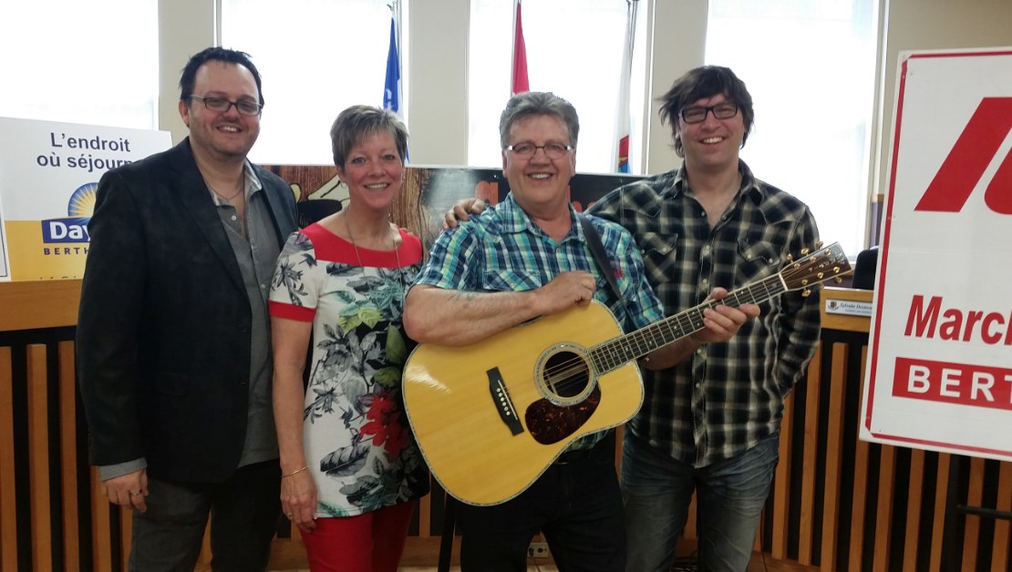 De gauche à droite: M. Steeve Arseneault, Mme Suzanne Nantel, M. Viateur Caron et M. Serge Massé 